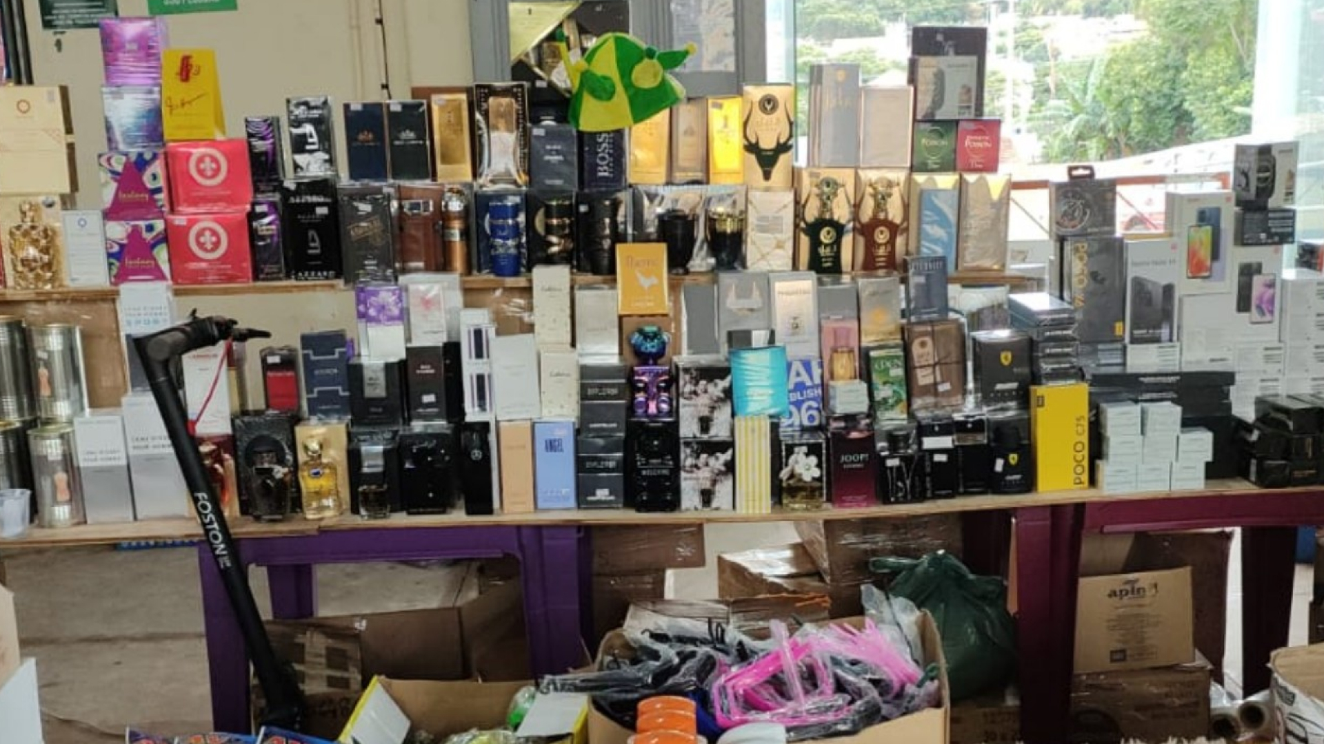 Bazar solidário com itens da Receita Federal tem de celulares a perfumes em Campo Grande