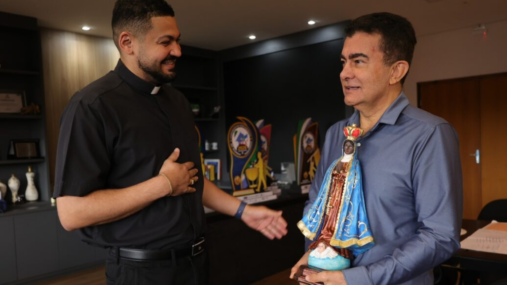 Prefeito recebe imagem de Nossa Senhora Aparecida e alinha preparativos da 27ª Romaria