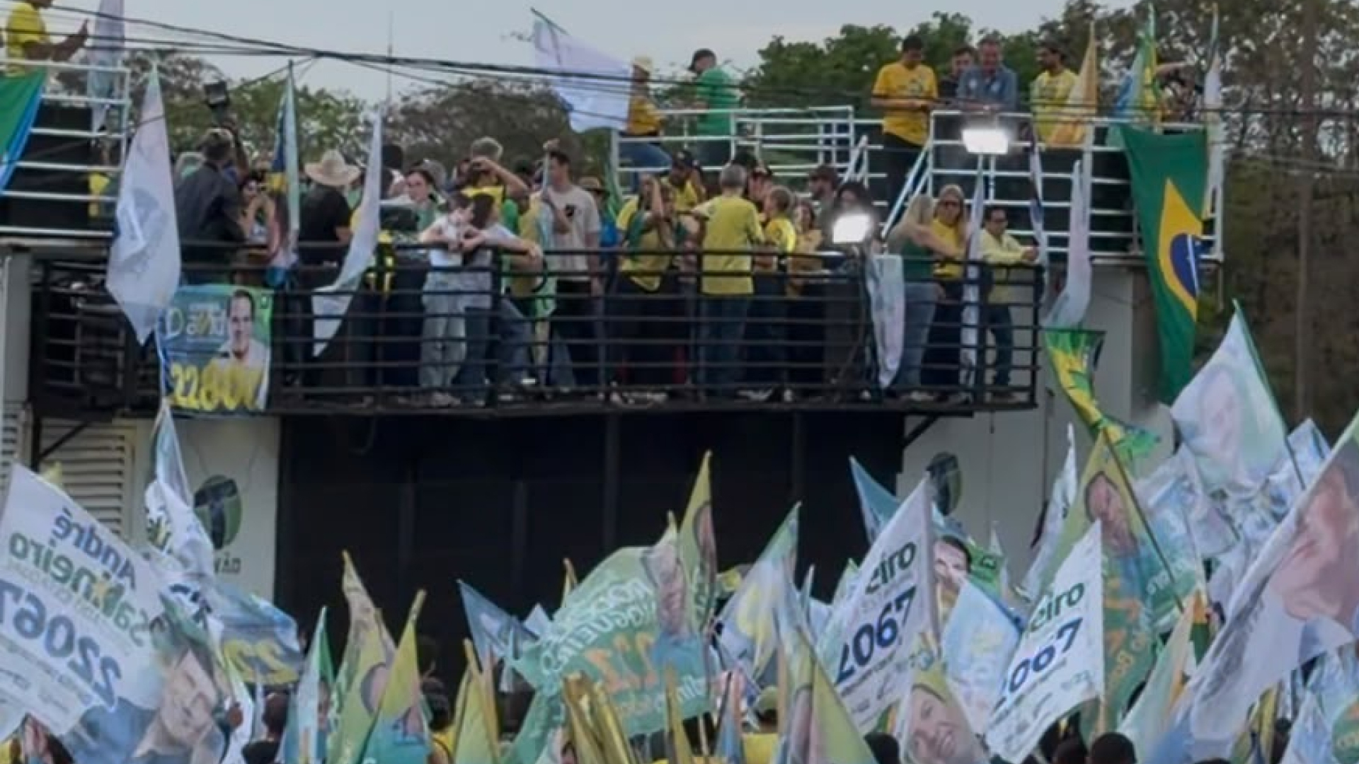 Ato na Avenida Afonso Pena teve clima de comício e guerra de bandeiras partidárias