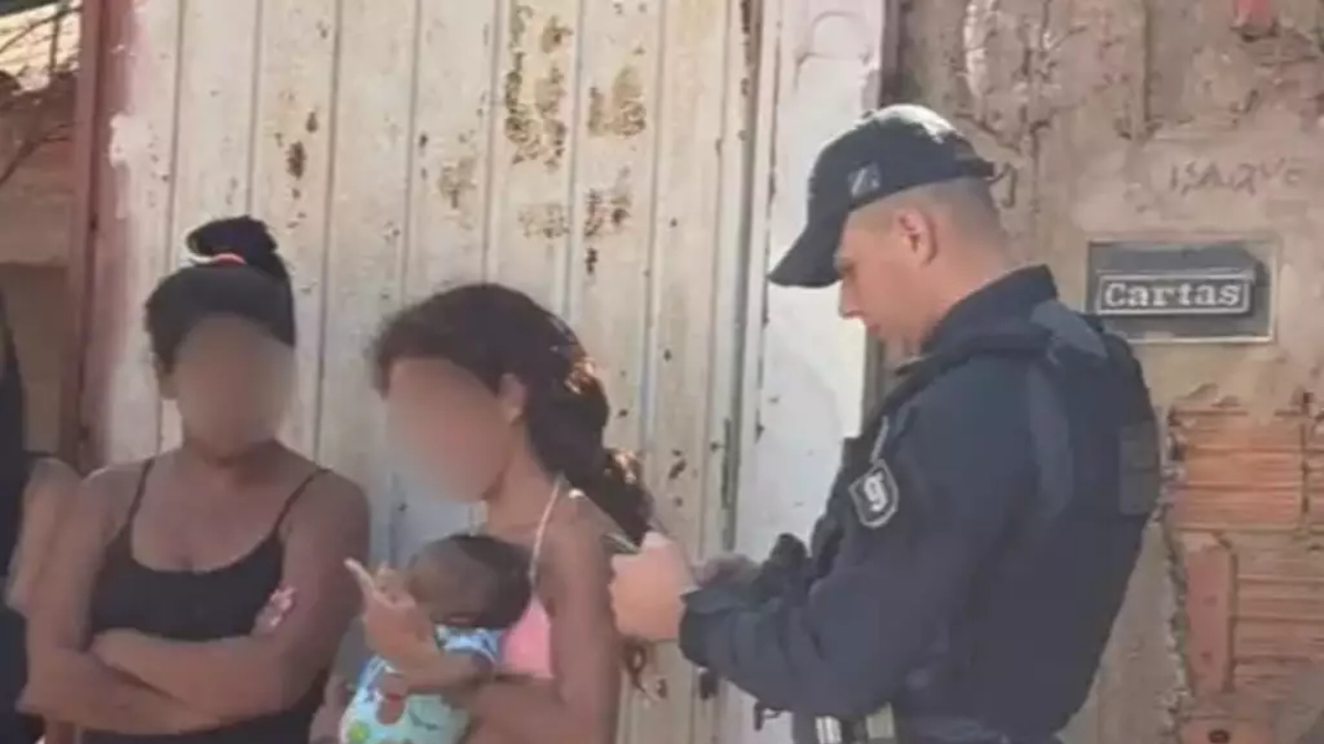 Vizinha impede mãe de doar bebê de 3 meses em bar
