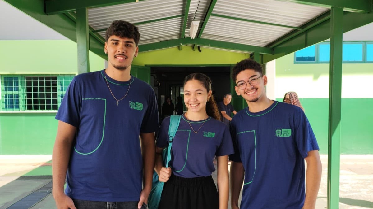 Pedro-Anna-e-Davi-do-terceirao-da-EE-Jomap.jpeg